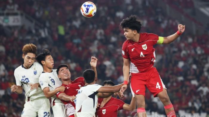 PIALA AFF U-23 - Pesepak bola Timnas U-23 Indonesia Kadek Arel berebut bola di udara saat melawan Timnas Thailand pada semifinal Piala AFF U-23 di Stadion Utama Gelora Bung Karno (SUGBK), Jakarta, Jumat (25/7/2025). Pelatih Vietnam analisis pertandingan Timnas Indonesia U-23 vs Thailand demi asa raih kemenangan di partai final.