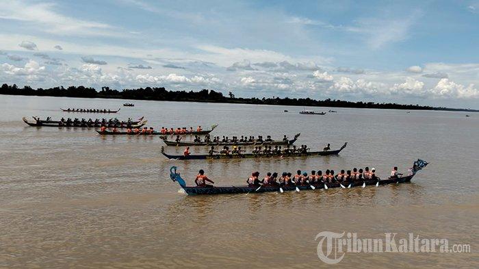 Peserta Balap Perahu Dayung saat bertanding di Sungai Sesayap pada Final Bupati Race, Kamis (15/8/2024).