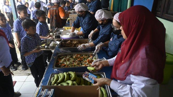 Peserta didik antre mengambil makanan pada kegiatan Uji coba program makan bergizi gratis di SDN 002 Malinau Kota, Kalimantan Utara, Rabu (16/10/2024)
(TRIBUNKALTARA.COM / MOHAMMAD SUPRI)