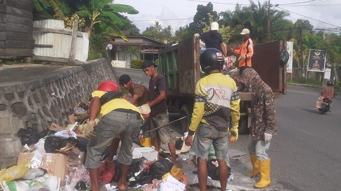 Petugas kebersihan DLH Kabupaten Nunukan mengangkut sampah di sejumlah TPS pada hari Lebaran, belum lama ini.
