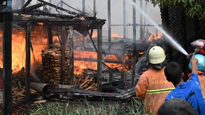 Petugas Damkar Malinau sedang melaksanakan proses pendinginan kebakaran di RT 5 di Desa Respen Tubu, Kecamatan Malinau Utara, Kabupaten Malinau, Kalimantan Utara, Sabtu (18/5/2024)
(TRIBUNKALTARA.COM / MOHAMAMD SUPRI)