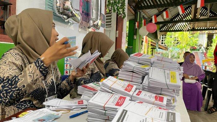 Petugas KPPS membuka kotak suara di hadapan saksi partai politik dan disaksikan oleh PPS, Rabu (14/02/2024), pagi.