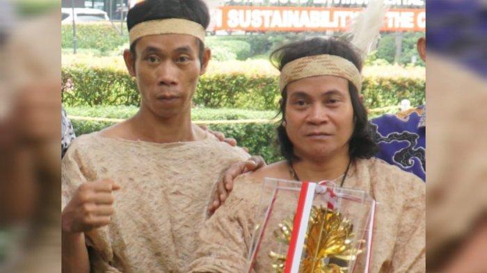 Mengenakan pakaian adat punan, perwakilan MHA Punan Batu Benau usai menerima Kalpataru, Rabu (05/06/2024).