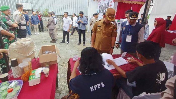 Pj Wali Kota Tarakan, Bustan bersama saat ikut mencoblos di momen PSU. Tampak pula bersama forkopimda melakukan monitoring ke sejumlah TPS di Dapil Kota Tarakan Satu, Sabtu (13/7/2024). TRIBUNKALTARA.COM/ANDI PAUSIAH