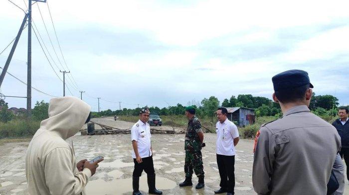 Pj Wali Kota Tarakan didampingi Forkopimda mendatangi lokasi jalan yang akan diaspal pihak PRI.