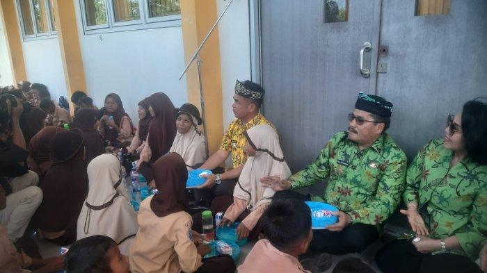 Pjs Gubernur Kaltara Togap Simangunsong bersama istri dan Pj Wali Kota Tarakan Bustan menghadiri uji coba Program Makan Bergizi Gratis (MBG) di SDN 045 Kelurahan Pantai Amal, Kecamatan Tarakan Timur, Tarakan Kalimantan Utara, Sabtu (19/10/2024).