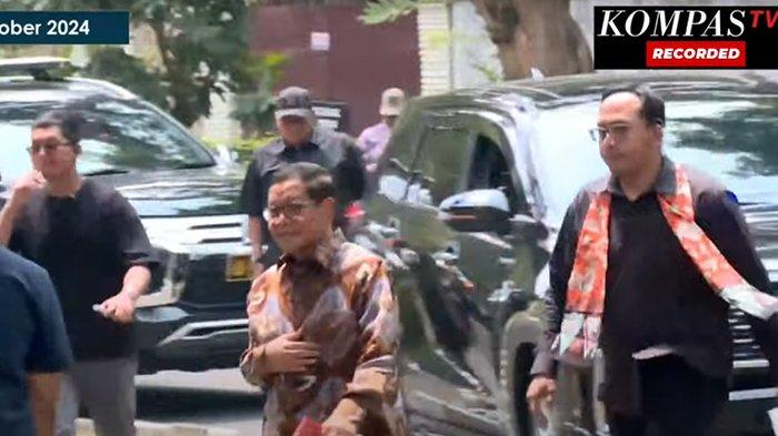 Politikus PDIP, Pramono Anung tiba di kediaman pribadi Prabowo Subianto di Kertanegara, Jakarta Selatan, Selasa (15/10/2024). (Tangkapan Layar YouTube / Kompas Tv)