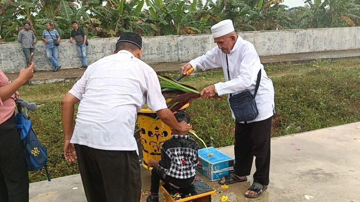 Rangkaian terakhir prosesi tolak bala Rabu Safar, yakni Mandi Salamun. Ada 8 macam doa atau salamun didoakan agar warga terhindar dari 320 macam bala musibah di Malinau, Kalimantan Utara, Rabu (13/9/2023)