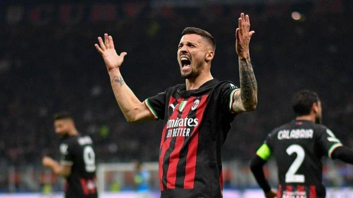 Pemain AC Milan, Rade Krunic - Pemain asal Bosnia itu mendekati pintu keluar San Siro menuju klub Turki, Fenerbahce. Kabarnya, Rossoneri akan membidik pemain veteran Atalanta, Marten de Roon sebagai penggantinya.