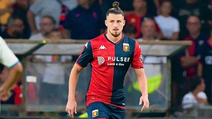Pemain Genoa, Radu Dragusin - Pemain 21 tahun ini masuk radar AS Roma untuk menambah amunisi lini belakang skuad Jose Mourinho pada musim dingin nanti. Selain eks Juventus, Giallorossi juga mengincar Eric Dier yang jadi favorit The Special One saat ini.