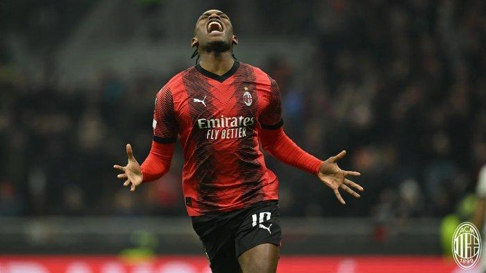 Selebrasi pemain AC Milan, Rafael Leao usai mencetak gol ke gawang Rennes dalam pertandingan play-off knockout Liga Europa di Stadion San Siro, Jumat (16/2/2024). Pemain asal Portugal itu kini masuk radar tim Prancis, PSG sebagai pengganti Kylian Mbappe.