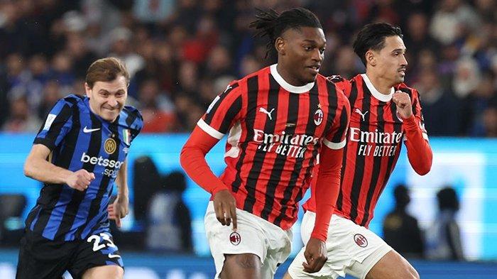 JUARA SUPERCOPPA - Bitang AC Milan, Rafael Leao melewati pemain Inter MIlan pada pertandingan final Supercoppa Italiana di Al-Awwal Park, Arab Saudi, Selasa (7/1/2025). Rossoneri berhasil menjuarai Supercoppa Italiana usai menumbangkan Nerazzurri, prestasi itu cuma bisa dibanggakan Tifosi AC Milan.