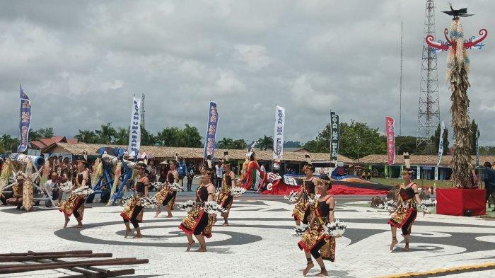 Ragam persembahan dan prosesi adat Masyarakat Kayan Malinau pad hari ke-7 rangkaian Irau Malinau ke 10, HUT ke 24 Kabupaten Malinau, Kalimantan Utara, Jumat (13/10/2023).