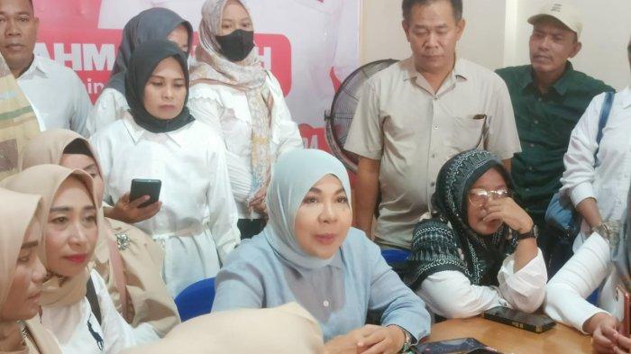 Sejumlah relawan memadati Posko Pemenangan Bunda Kaltara, Hj. Rahmawati berlokasi di Jalan Yos Sudarso Kelurahan Sebengkok Kota Tarakan, Kamis (15/2/2024) sejak pagi dalam rangka memberikan support selagi menunggu rilis resmi dari Partai Gerindra dan KPU.