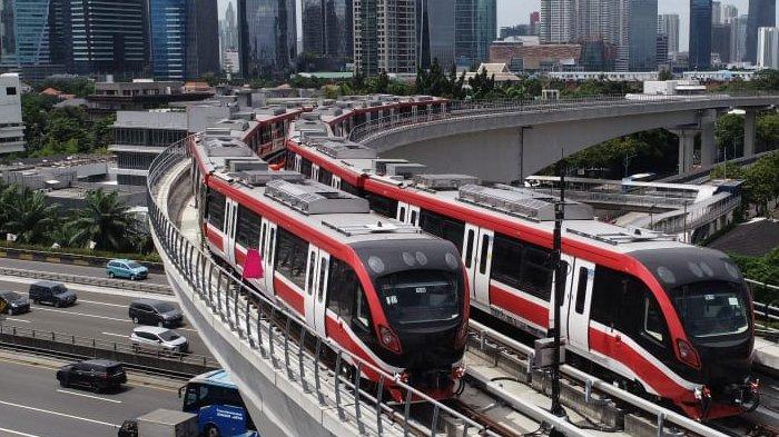 Rangkaian kereta LRT Jabodebek saat melintasi jembatan tikungan atau longspan di Kuningan-Gatot Subroto, Jakarta. twitter @kabarpenumpang