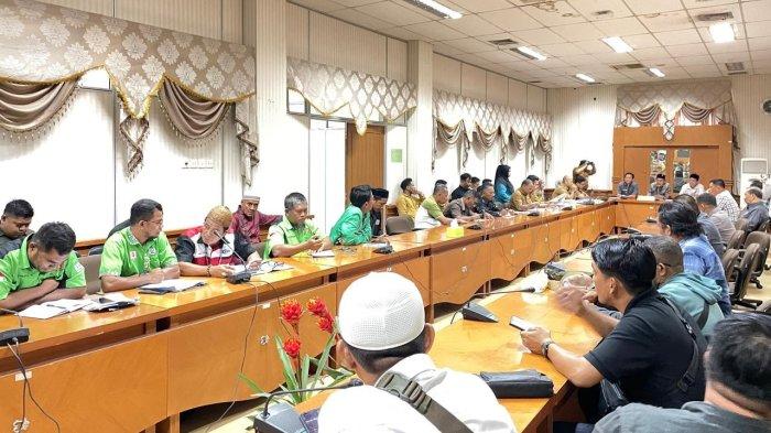 Rapat dengar pendapat bersama Pengurus Komisariat F Hukatan KSBSI PT SIL/SIP Sebakis dan manajemen PT SIL/SIP di Kantor DPRD Nunukan, Selasa (07/01/2025), siang.