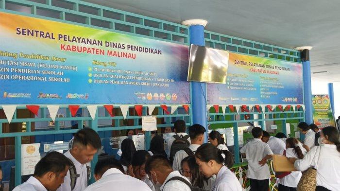 Ratusan guru dan tenaga kependidikan di Malinau mengurus perpanjangan SK Perjanjian Kerja tahun 2024 di Dinas Pendidikan Malinau, Kalimantan Utara, Senin (25/3/2024)