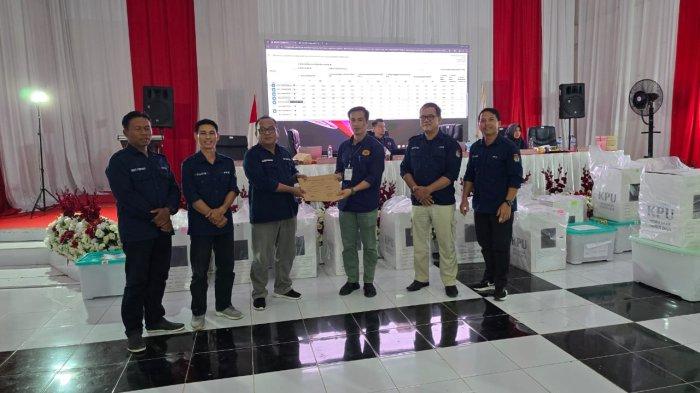 Rekapitulasi penghitungan hasil perolehan suara pemilihan Bupati dan Wakil Bupati Malinau Pilkada 2024 di Gedung Organisasi Wanita Kabupaten Malinau, Kalimantan Utara, Jumat (6/12/2024)