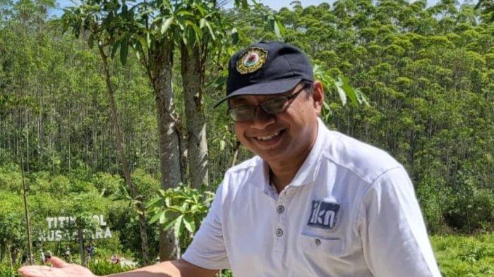 Rektor Universitas Balikpapan Dr Isradi Zainal berada di Titik Nol IKN Nusantara.