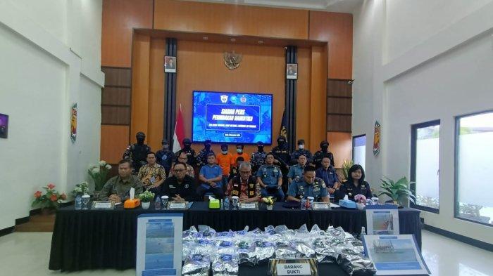 Rilis pers pengungkapan 23 kg sabu-sabu jaringan internasional dan menampilkan dua pelaku kurir asal Filipina dan dipimpin Dirjen Bea dan Cukai, Askolani serta turut hadir Danlantaml XIII, Kepala BNNP Kaltara, Kepala Kanwil Bea Cukai Kalbagtim dan Direktur Interdiksi Narkotika DJBC, Rabu (8/11/2023).