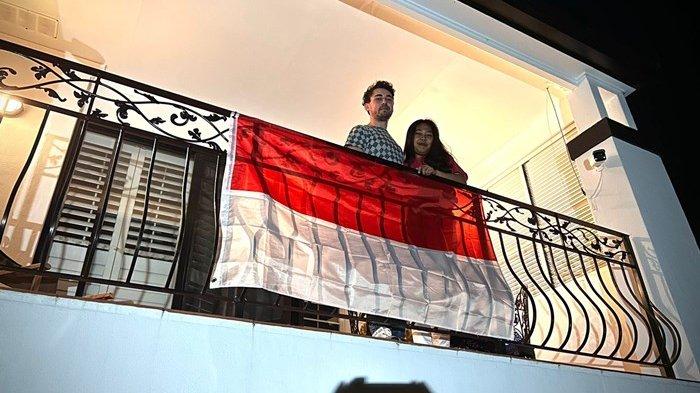 Risnawati Mantan Wartawan Tana Tidung ikut memasang bendera merah putih untuk memperingati HUT RI ke 79, Sabtu (17/8/2024) di depan rumahnya di Brisbane Australia. (HO/Risnawati)