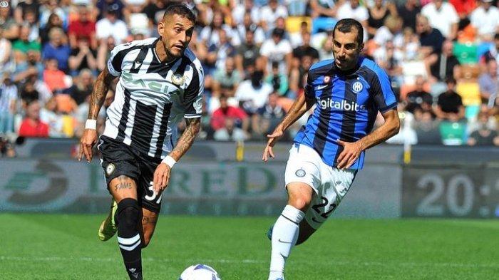 Kapten Udinese, Roberto Pereyra saat berduel dengan pemain Inter Milan, Henrikh Mkhitaryan dalam Liga Italia pada September 2022.