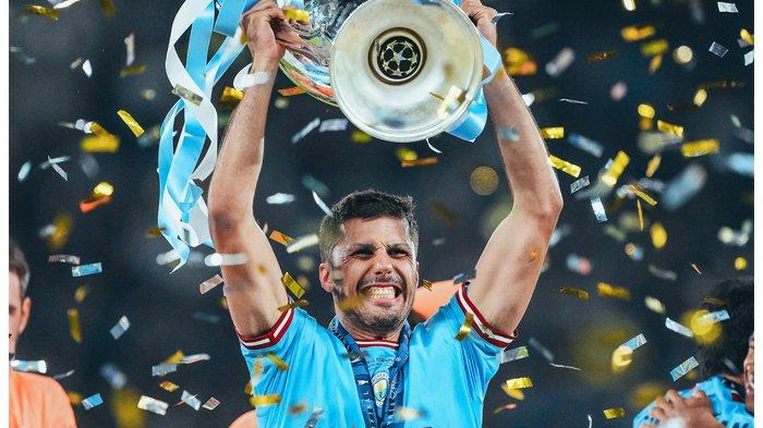 Gelandang Manchester City, Rodri saat mengangkat trofi Liga Champions. (Twitter / @ManCity)