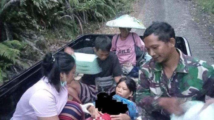 Rombongan ibu muda, Nur dan kerabatnya bersama Bidan Selma dan rombongan sesaat sebelum menyambut kelahiran bayi Hilta dalam perjalanan menuju Malinau Kota, Kabupaten Malinau, Kalimantan Utara, Kamis (7/9/2023).