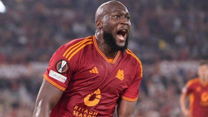 Selebrasi pemain AS Roma, Romelu Lukaku saat mencetak gol dalam pertandingan melawan Slavia Praha di Stadio Olimpico, Jumat (27/10/2023).
