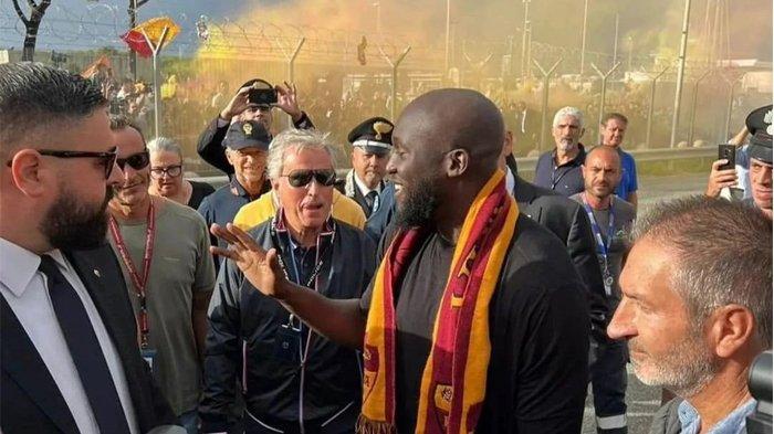 Romelu Lukaku menyapa para tifosi AS Roma yang menyambut kedatangannya di bandara Ciampino, Roma, Selasa (29/8/2023). (Twitter / @pure_romanista)