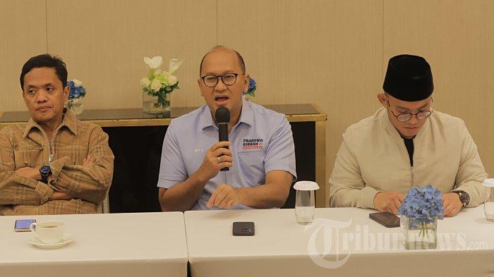 Ketua Tim Kampanye Nasional (TKN) Prabowo-Gibran Rosan Roeslani (tengah).