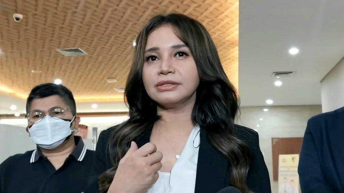 ROSSA - Rossa usai jalani pemeriksaan di Bareskrim Mabes Polri, Kebayoran Baru, Jakarta Selatan, Kamis Honor Nyanyi Rossa di Acara DNA Pro Akan Disita Polisi, Berapa Jumlahnya?(21/4/2022).