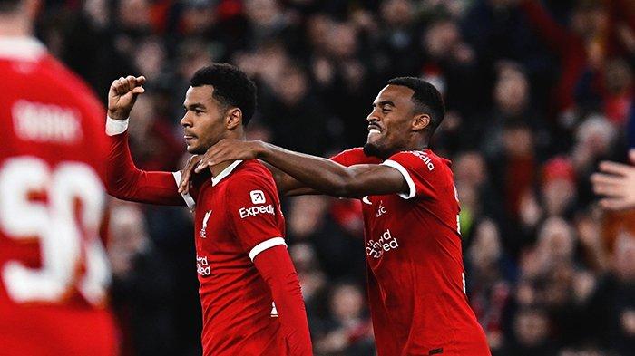 Ryan Gravenberch saat merayakan gol Cody Gakpo yang merupakan assist darinya di laga Carabao Cup melawan Leicester City