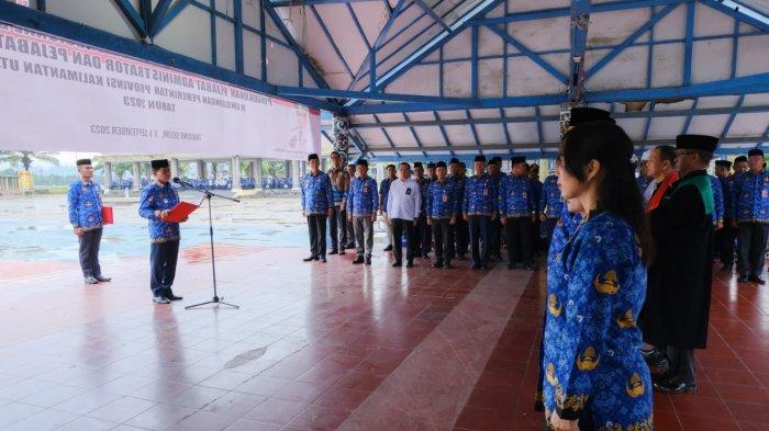 Gubernur Kaltara H Zainal Paliwang saat mengambil sumpah janji jabatan dan menyerahkan SK PPPK di lapangan Agatish Tanjung Selor, Senin (11/09/2023).