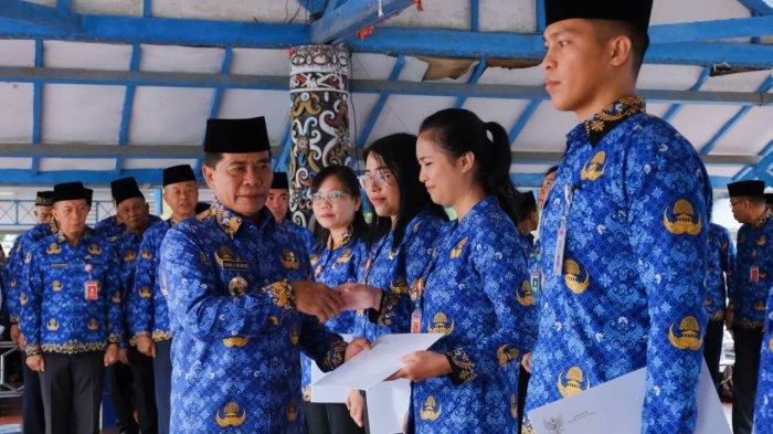 Gubernur Kaltara H Zainal Paliwang saat mengambil sumpah janji jabatan dan menyerahkan SK PPPK di lapangan Agatish Tanjung Selor, Senin (11/09/2023).