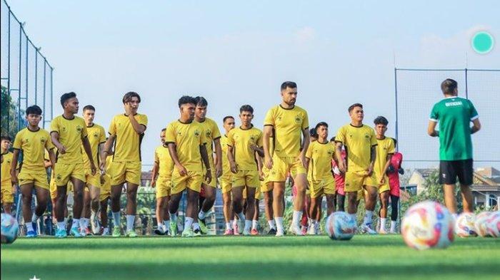 SKUAT PSIS Semarang saat geber latihan. Gilbert Agius bocorkan sejumlah nama pilar Mahesa Jenar yang akan absen dalam laga PSIS Semarang kontra Persija Jakarta di Liga 1.