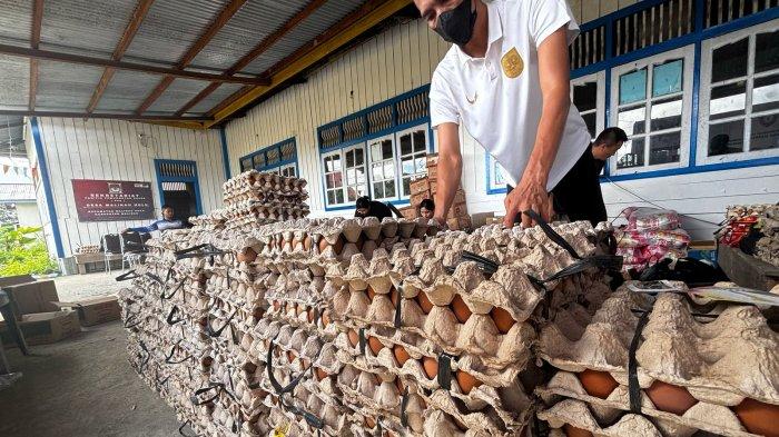 BARANG POKOK – Dinas Perindagkop menyiapkan sejumlah perbekalan barang pokok untuk dikirimkan ke Apau Kayan. SOA Barang tahun ini dipercepat realisasinya.