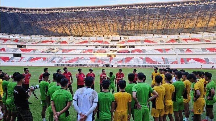 PSIS HARI INI - Tim PSIS Semarang yang dipimpin pelatih Kahudi Wahyu Widodo menggelar latihan perdana di Stadion Jatidiri Semarang, Senin (30/6/2025). Tim pelatih pimpinan Kahudi Wahyu terapkan dua metode Latihan fisik buat penggawa PSIS Semarang jelang kick off Liga 2, mampu promosi ke Liga 1 lagi?