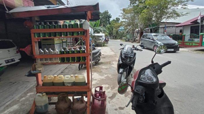 Salah satu warung penjual bensin eceran di Tanjung Selor. Pemilik warung mengaku harga bensin eceran ikut naik menjadi Rp13.000 per liter pasca kenaikan harga BBM pada Sabtu lalu.