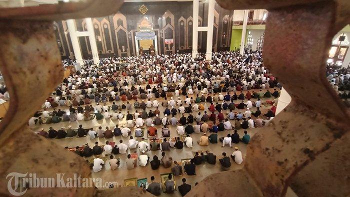 SIDANG ISBAT - Ilustrasi ribuan jemaah memadati Masjid Baitul Izzah Islamic Center Tarakan untuk melaksanakan Salat Idul Fitri 1445 Hijriah, Rabu (10/4/2024). Pertanyaan 1 Syawal 2025 jatuh pada tanggal berapa akan terjawab dalam sidang isbat yang akan digelar Kementerian Agama pada Sabtu 29 Maret 2025 hari ini, untuk menentukan 1 Syawal 1446 Hijriah atau lebaran Idul Fitri 2025. (TribunKaltara.com/Andi Pausiah)