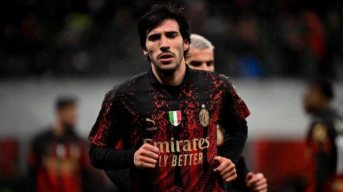 Pemain AC Milan, Sandro Tonali - Pemain 23 tahun itu bersedia hijrah ke Newcastle United. Klub Liga Italia ini akan mendapat keuntungan besar mengingat mereka menginginkan mahar senilai 80 juta euro atau sekitar 1,3 triliun untuk gelandan asal Italia tersebut.