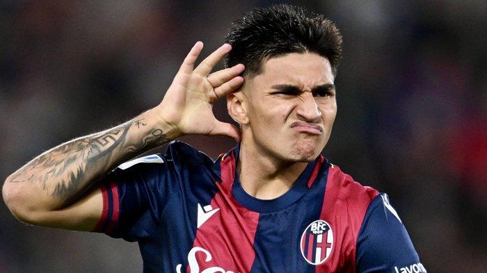 Selebrasi penyerang Bologna, Santiago Castro ketika mencetak gol di Liga Italia Serie A musim 2024/2025.