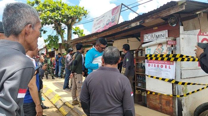 POM MINI DISEGEL - Satpol PP saat menyegel salah satu mesin pom mini di Jl Jenderal Sudirman, Tideng Pale, Kecamatan Sesayap, Kabupaten Tana Tidung, Kaltara, Jumat (9/5/2025). Penjual minta Pemda bertindak adil. (TribunKaltara.com/Rismayanti)