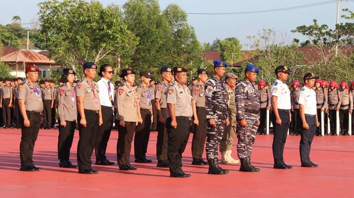 TERIMA PENGHARGAAN - Sejumlah personel terima penghargaan dari Kapolda Kaltara pada Senin 28 Juli 2025. Inilah daftar lengkap personel Polda Kaltara yang terima penghargaan usai juara lomba tembak, karate, hingga berantas narkoba.