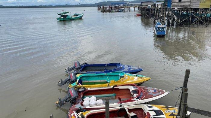 SPEEDBOAT PARKIR - Sejumlah speedboat tampak parkir rapi di Dermaga Yakamer, Kelurahan Nunukan Barat, Kabupaten Nunukan, Kalimantan Utara, Sabtu (01/02/2025), siang. (TribunKaltara.com / Febrianus Felis)