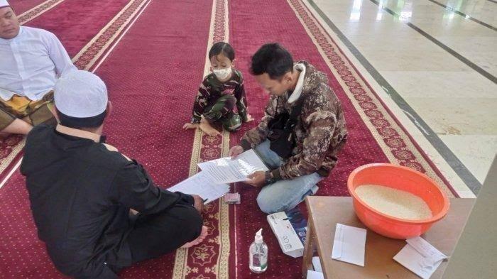 Sejumlah warga mengeluarkan zakat fitrah di UPZ Masjid Agung Malinau, Kalimantan Utara, beberapa waktu lalu.
(TRIBUNKALTARA.COM / MOHAMMAD SUPRI)