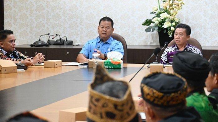 IRAU MALINAU – Sekda Malinau Ernes Silvanus membahas persiapan pembukaan Irau Malinau ke-11 bersama lembaga adat dan paguyuban. Rencananya dilaksanakan sama seperti 2023 lalu yakni selama 20 hari.
(TRIBUNKALTARA.COM / MOHAMMAD SUPRI)