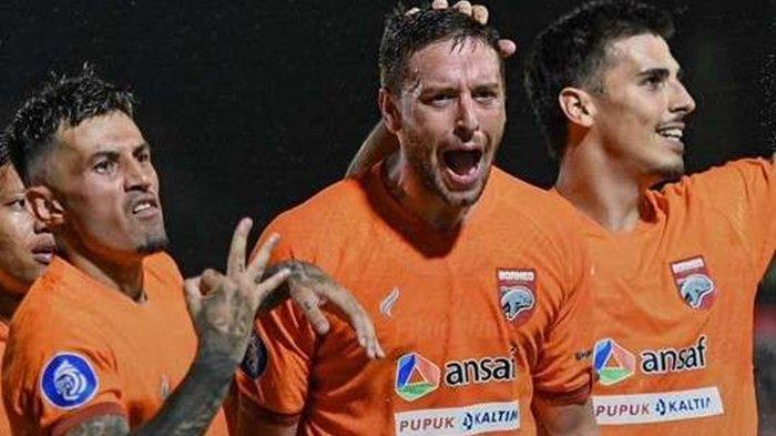 Selebrasi Felipe Cadenazzi bersama pemain Borneo FC lainnya, saat menjebol gawang Persik Kediri, Felipe Cadenazzi menciptakan hattrick atau tiga gol di pertandingan tersebut.