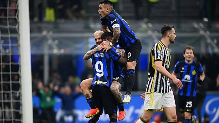 Selebrasi Marcus Thuram dan Lautaro Martinez saat merayakan gol pada Derby d Italia, Inter Milan vs Juventus di Stadion Giuseppe Meazza, Senin (5/2/2024).