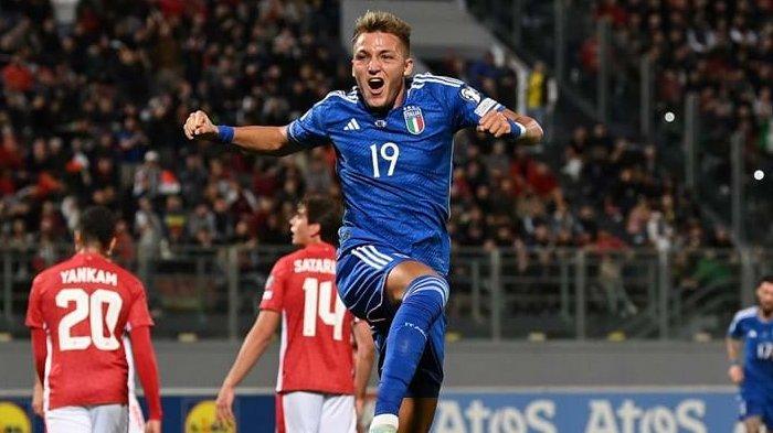 Selebrasi Mateo Retegui saat mencetak gol untuk Timnas Italia ke gawang Malta pada Kualifikasi Piala Eropa 2024, di Stadion Ta' Qali, Senin (27/3/2023).